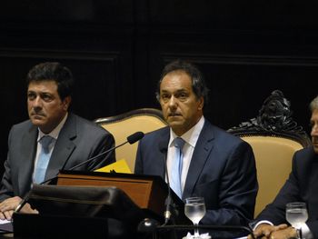 Para su discurso ante la Asamblea legislativa provincial Scioli se vistió de candidato presidencial