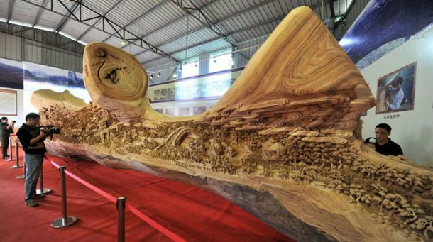 Un artista chino recreó una pintura en el tronco de un árbol