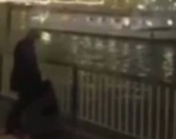 Sexo oral a una mujer ante la vista de todos en el tradicional paseo London Eye