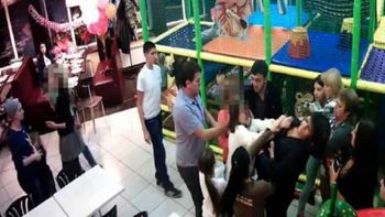 escandalo en un pelotero: mamas terminaron a los trompadas escandalo en un pelotero: mamas terminaron a los trompadas