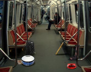 Mirá los objetos más insólitos que la gente se olvida al bajar del subte