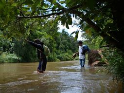 Los chicos de la comunidad mbya cruzan el arroyo a nado todos los días para ir a la escuela. Foto: Blas Martínez. Los chicos de la comunidad mbya cruzan el arroyo a nado todos los días para ir a la escuela. Foto: Blas Martínez.