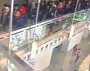 VIDEO: Estudiantes resultaron heridos tras colapsar un balcón en la Bolsa de Indonesia