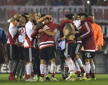 Los jugadores de River se saludan tras la remontada ante Wilstermann