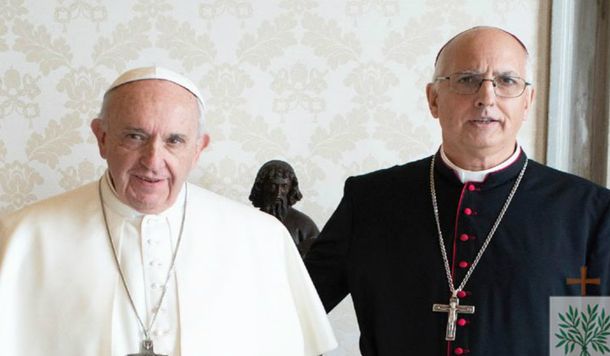 El Papa Francisco junto a Santiago Olivera en el Vaticano. Foto: Obispado Castrense 