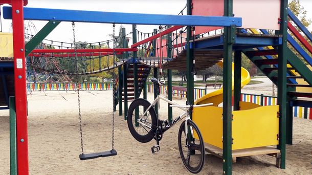 Trío sexual en un parque infantil de Madrid: dos chicos y una chica, detenidos