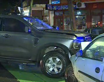 Fuerte choque entre un auto y una camioneta deja dos heridos en Chacarita