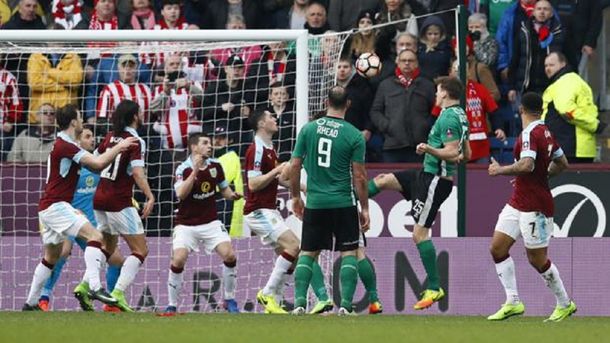 El cabezazo goleador llegó cuando faltaba un minuto para el final del partido