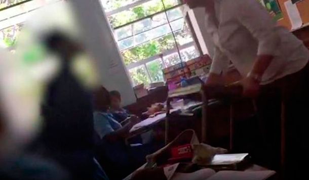 La menor hablaba por teléfono en clase