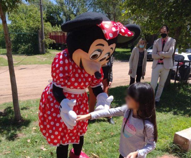 Una nena recibió la noticia de su adopción mediante una persona disfrazada de Minnie Mouse