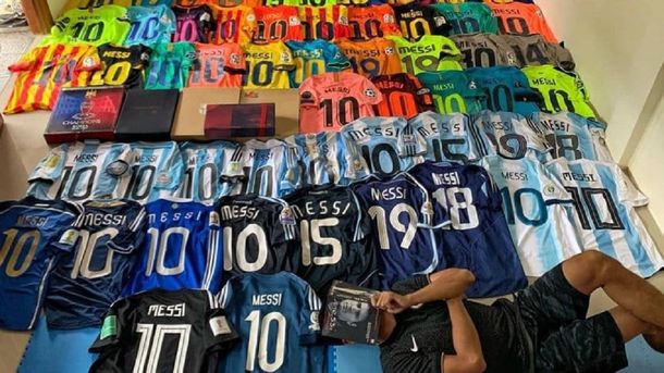 La increíble colección de camisetas de un fanático de Lionel Messi