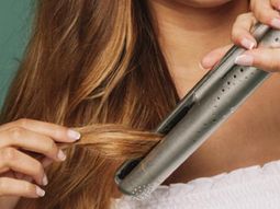 El truco casero definitivo para limpiar la planchita de pelo y dejarla como nueva