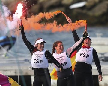 Támara Echegoyen, Sofía Toro y Ángela Pumariega celebran el oro conseguido en la clase Match Race Elliott 6 de los Juegos de Londres 2012, disputado en Weymouth, Reino Unido hoy 11 de agosto de 2012.