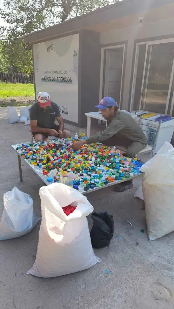 Una fundación convierte tapitas plásticas en anteojos gratuitos para quienes no pueden pagarlos. Foto: Fundación Boreal. Una fundación convierte tapitas plásticas en anteojos gratuitos para quienes no pueden pagarlos. Foto: Fundación Boreal.
