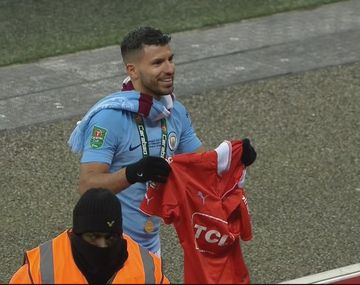 Kun Agüero festeja en el Manchester City con la camiseta de Independiente