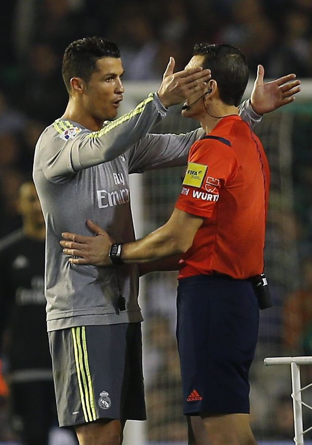 ¿Hasta cuándo? Otra patada sin pelota de CR7 que nadie vio