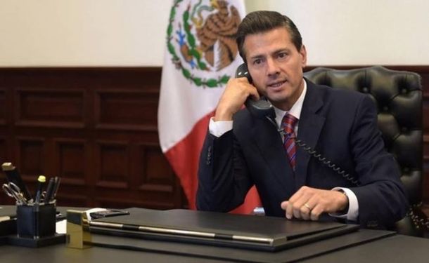 Enrique Peña Nieto hablando por teléfono