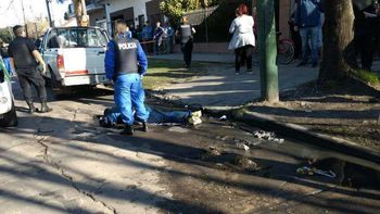 Así yacía abatido el delincuente tras el tiroteo en Llavallol Así yacía abatido el delincuente tras el tiroteo en Llavallol