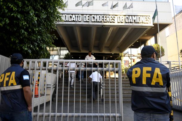 Allanamiento de la Policía Federal en la sede de Camioneros.