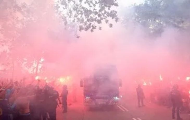 Grave error: hinchas del Barcelona apedrearon su propio micro 