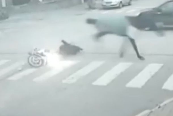 Insólito accidente en Necochea: un caballo atropelló a una motociclista en pleno centro