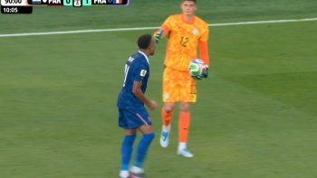 Kylian Mbappé y un notorio desaire al arquero de Paraguay. Kylian Mbappé y un notorio desaire al arquero de Paraguay.