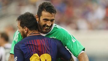 El abrazo entre Messi y Buffon El abrazo entre Messi y Buffon