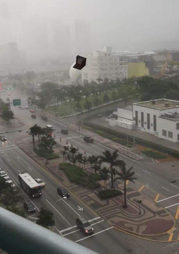 VIDEO: Una tormenta hace volar muebles de edificios en Miami