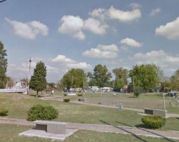 &nbsp;Un adolescente murió electrocutado por tocar un poste de luz cuando jugaba al fútbol en la plaza