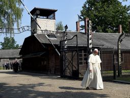 francisco recorrio auschwitz y pidio perdon por tanta crueldad francisco recorrio auschwitz y pidio perdon por tanta crueldad