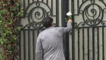 monteron un operativo policial en la casa del indio solari tras las primeras muestras de afecto de sus fans monteron un operativo policial en la casa del indio solari tras las primeras muestras de afecto de sus fans