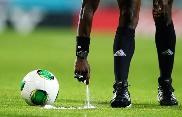 Demandan a la FIFA por plagio del aerosol que marca canchas