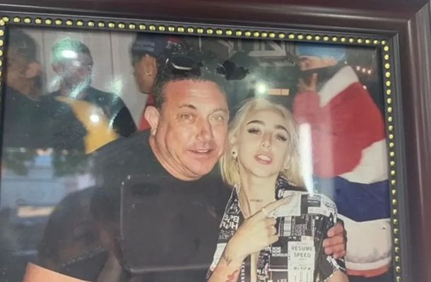 El doloroso adiós al padre de Nicki Nicole: cuándo llega la artista a la Argentina