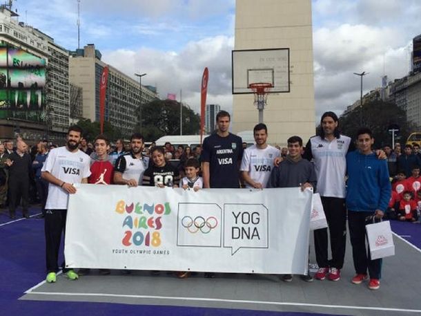 La Selección argentina de basquet dio una clínica en el Obelisco porteño
