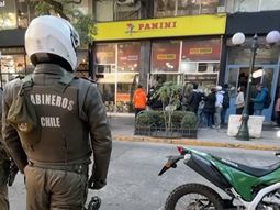 Argentinos hacen cola en la tienda Panini de Chile. Argentinos hacen cola en la tienda Panini de Chile.