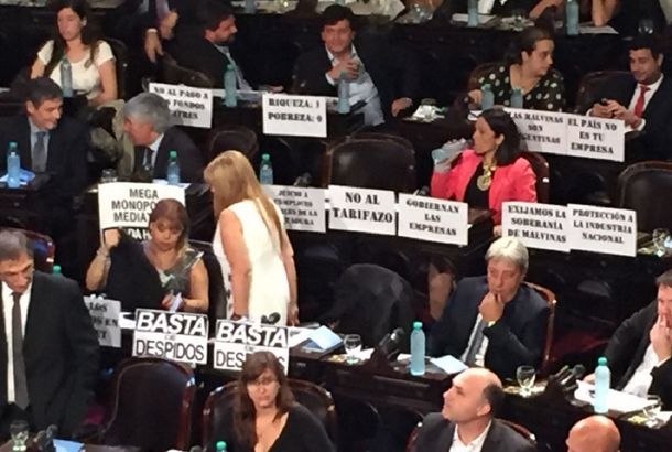 Kilo de Asado $180, así recibió la oposición a Macri en el recinto