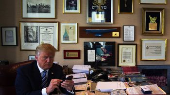Donald Trump utilizando su smartphone Donald Trump utilizando su smartphone