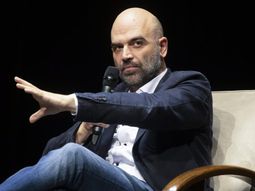 Roberto Saviano se convirtió en un referente mundial por su valentía al enfrentar a la mafia italiana. Roberto Saviano se convirtió en un referente mundial por su valentía al enfrentar a la mafia italiana.