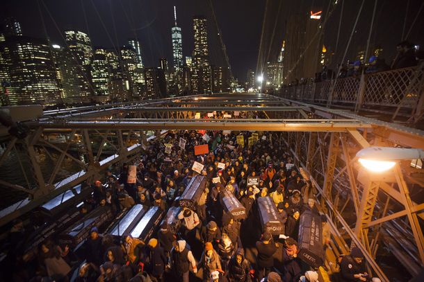 Las imágenes de la protesta en Nueva York tras otro crimen racial