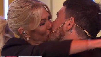 le comio la boca: asi fue el beso en vivo entre yanina latorre y fede bal le comio la boca: asi fue el beso en vivo entre yanina latorre y fede bal