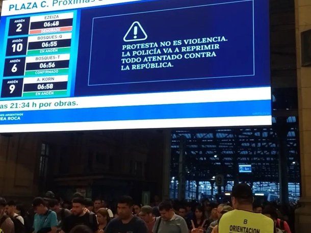 Los carteles del Gobierno por la nueva marcha de los jubilados: La policía va a reprimir