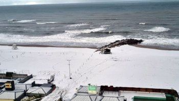 Nieve en Miramar: impactantes imágenes de las playas teñidas de blanco