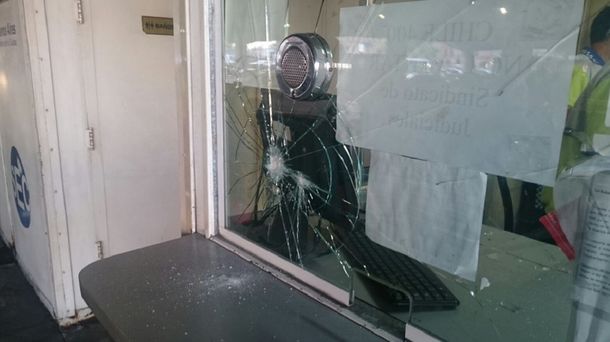 A lo Relatos Salvajes: la grúa le llevó el auto, rompió todo y fue detenido