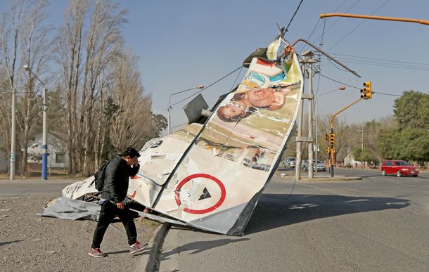 Los vientos derribaron carteles