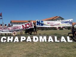 Protesta contra Macri en Chapadmalal