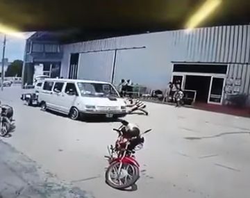 Salvó a nena de ser atropellada y es el video viral emotivo del día