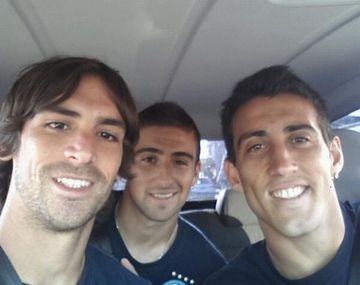 El plantel de Villa San Carlos llegó a la cancha de Independiente... en auto