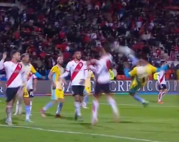 El golazo de chilena de Temperley para empatarle sobre la hora a River