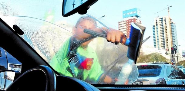 Prohibieron a los trapitos y limpiavidrios en la Ciudad