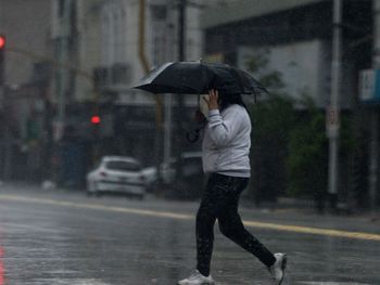 Ya llueve en la Ciudad y rige un alerta por tormentas y granizo